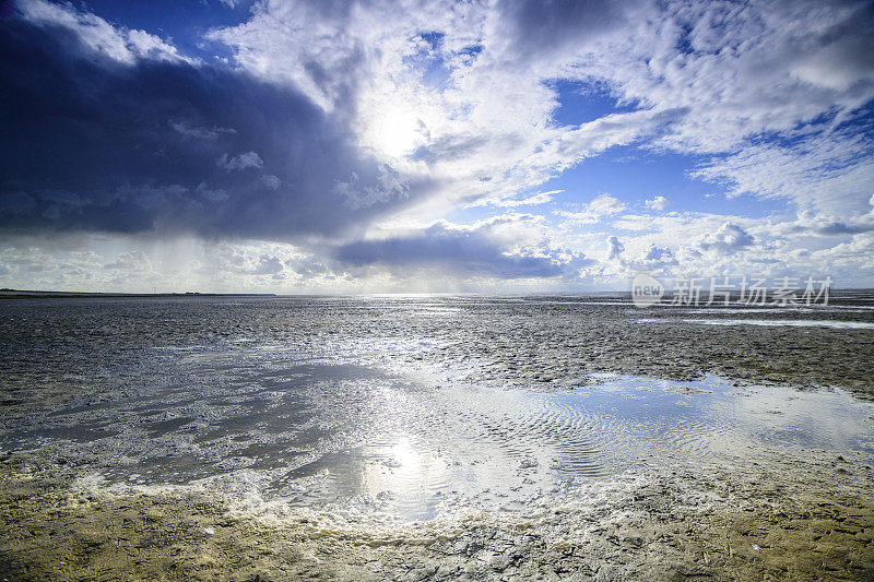 在荷兰北部的瓦登海自然保护区“de Wadden”，有潮汐沙滩的空旷景观